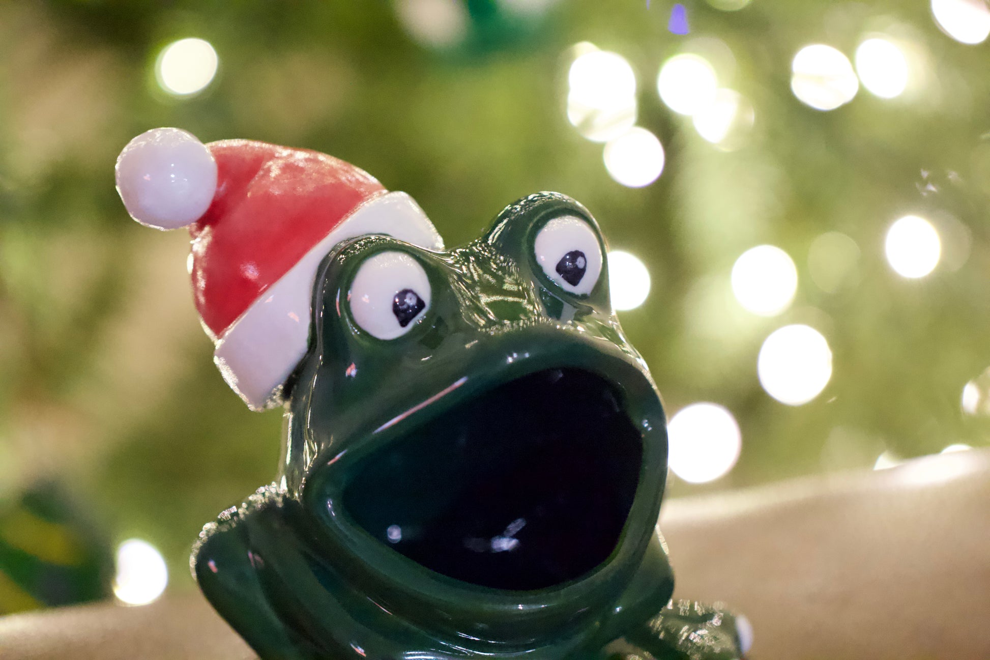 Vintage Arnel ceramic frog, limited Christmas edition with red and white Santa hat, cast from mold 774, featuring a mother-of-pearl Santa hat and festive holiday design.